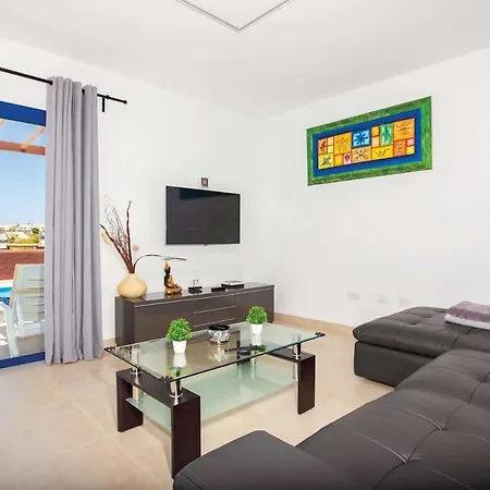 Playa Blanca Sleeps 6 Air Con Wifi Villa