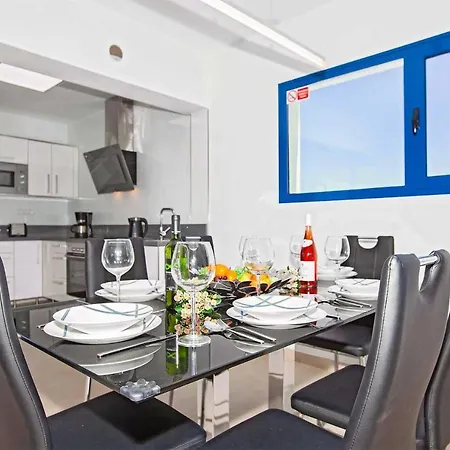 Playa Blanca Sleeps 6 Air Con Wifi Villa
